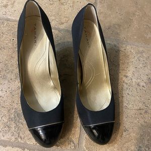 Tahari pumps size 9 1/2 m. Retail 59.00